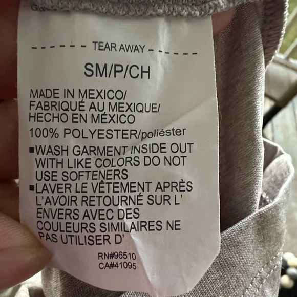 Small Under Armour women’s cut T-shirt - preowned - Picture 5 of 5